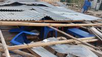 Penampakan&nbsp;rumah milik Nehemia Ndun di Desa Honuk, Kecamatan Amfoang Barat Laut, Kabupaten Kupang, yang roboh rata dengan tanah akibat diguncang gempa M6,6. (Liputan6.com/ Ola Keda)