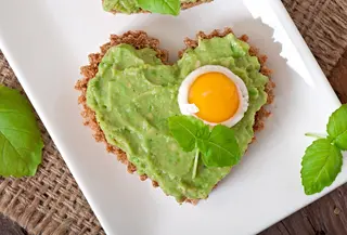 Sahabat Fimela, alpukat dikenal sebagai salah satu buah yang kaya nutrisi. Dengan kandungannya yang baik untuk tubuh, menu ini cocok untuk dijadikan sebagai menu berbuka yang mengenyangkan. [Dok/freepik.com/timolina]