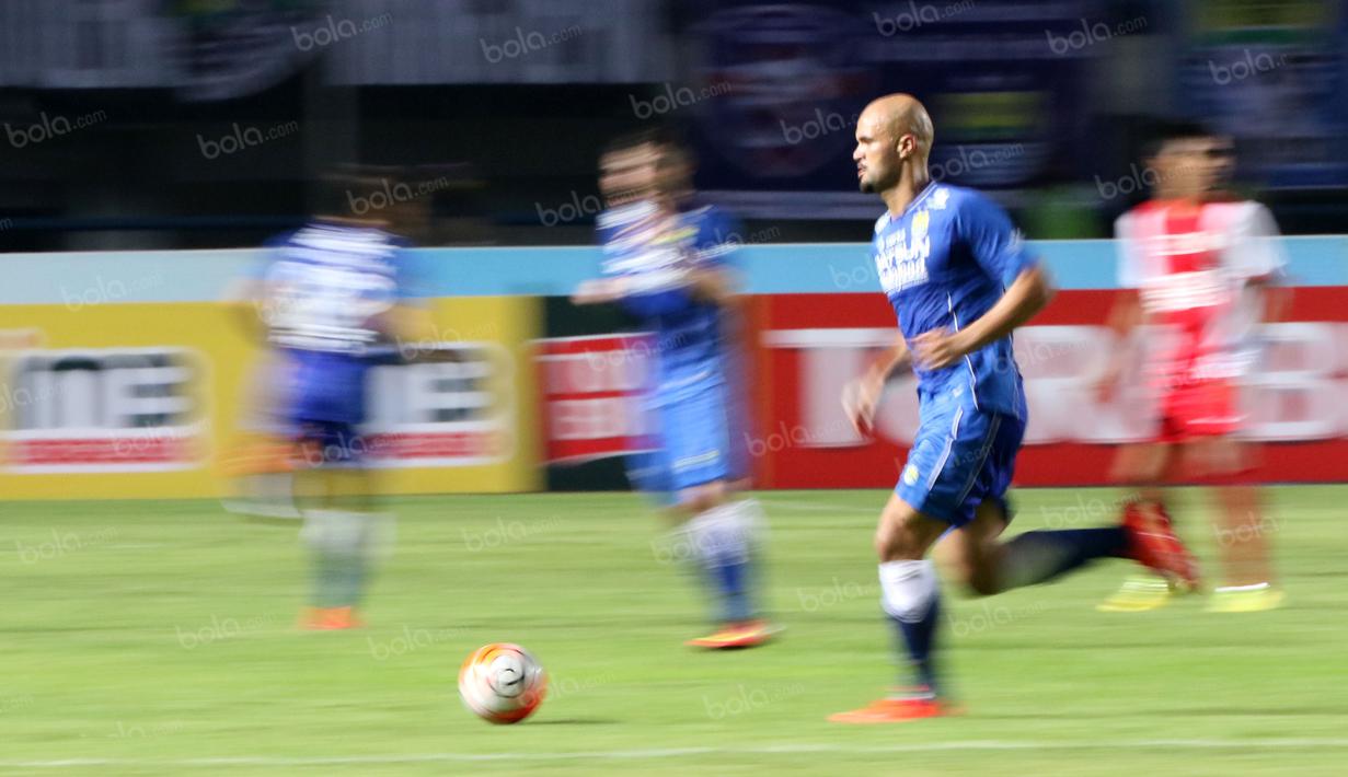 Sergio Van Dijk menggiring bola melewati para pemain PSM Makassar pada laga Torabika SC 2016 di Stadion Gelora Bandung Lautan Api, Sabtu (2/7/2016). Persib menang 3-2. (Bola.com/Nicklas Hanoatubun)