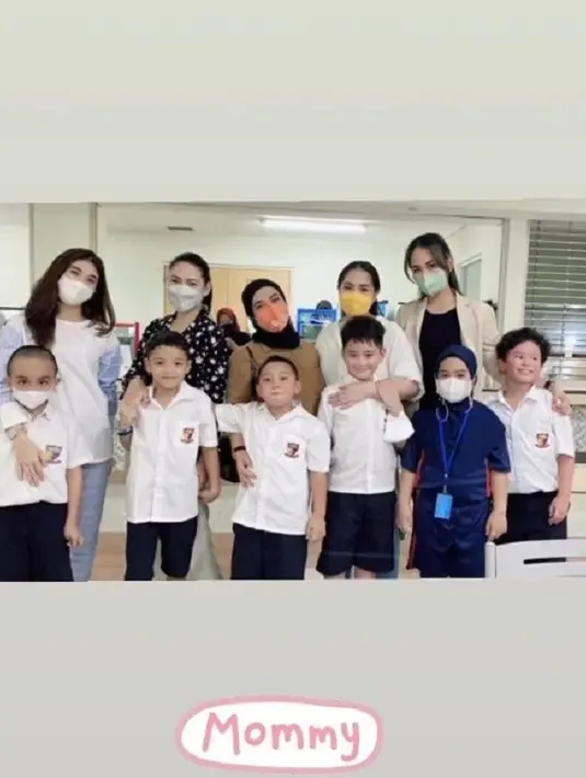 Rafathar yang masih diantar Nagita Slavina saat sekolah. Ternyata bukan hanya ia, teman-teman lainnya juga punya pengalaman yang sama (Foto: Instagram/@chevirgo)