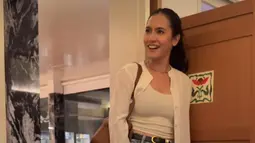 Pevita Pearce tampak cukup terkejut melihat teman-temannya sudah berkumpul di ruangan sebuah restoran. (Foto: Instagram/ pevpearce)