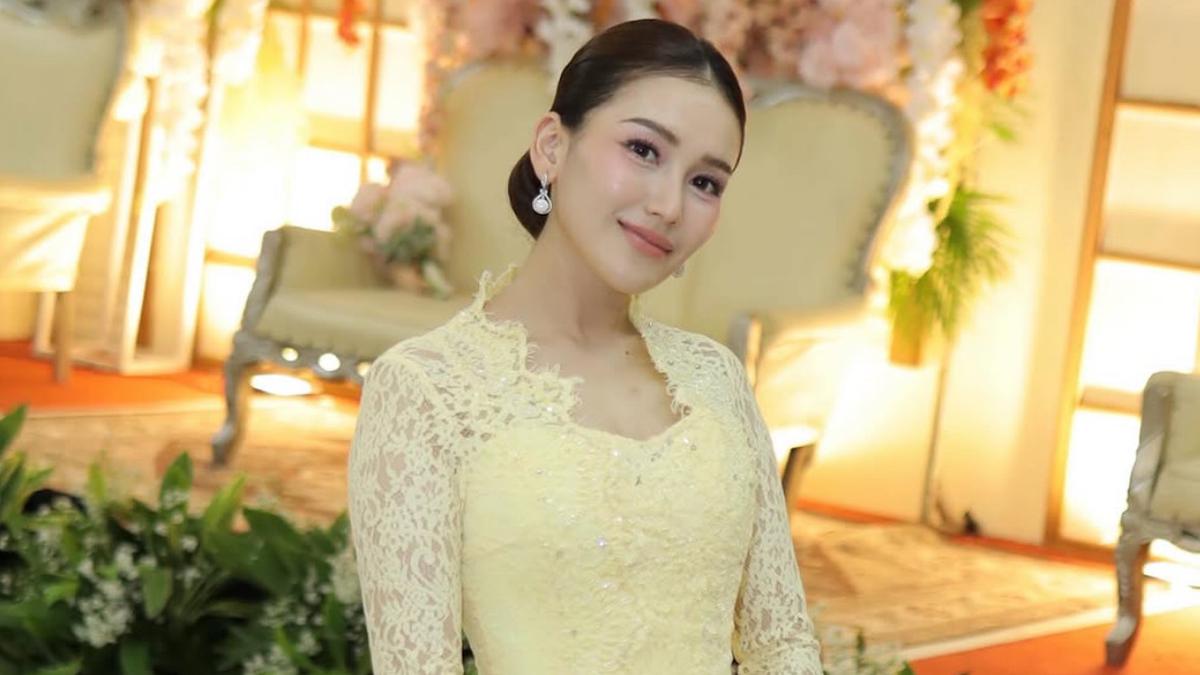 Gaya Ayu Ting Ting Elegan Dibalut Kebaya Butter Yellow Dipadukan Tas Chanel Ratusan Juta saat Kondangan