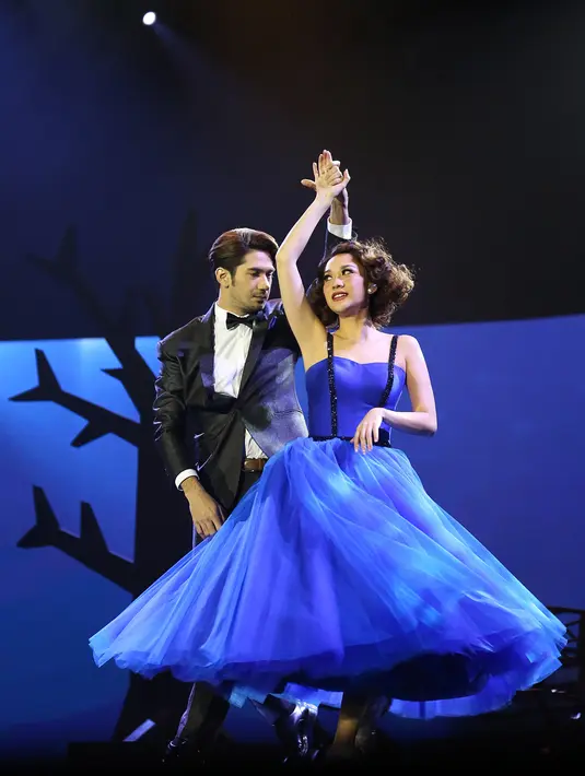 Dalam konser menandai 10 tahun berkarier didunia musik itu, ia juga mengandeng lawan mainnya di beberapa film, yaitu Reza Rahdian. Penampilannya aktor ganteng itu membuat heboh para penonton. (Bambang E. Ros/Bintang.com)