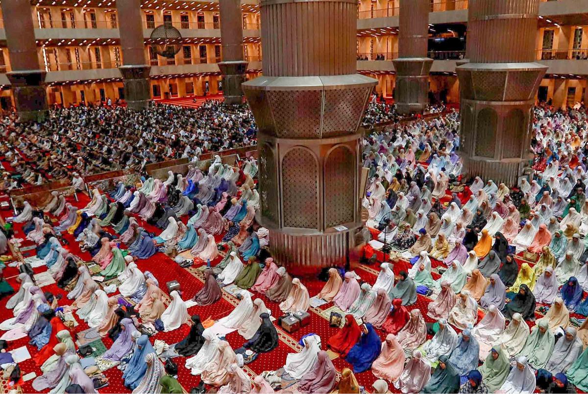 FOTO: Tarawih Pertama  di Bulan Ramadan , Ribuan Umat Islam Padati Mesjid Istiqlal