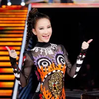 Coco Lee,  penyanyi yang pernah mengisi soundtrack film kartun Mulan versi Mandarin meninggal dunia di usia 48 tahun karena diduga bunuh diri. [Foto: IG/cocolee].
