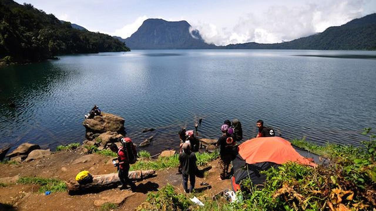 8. Danau Gunung Tujuh: Keindahan Alami dan Tantangan Ekowisata
