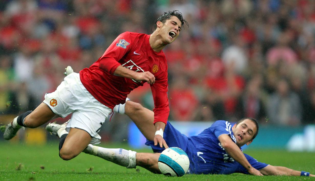 Gelandang Manchester United, Cristiano Ronaldo, dijatuhkan gelandang Chelsea, Joe Cole, pada laga Premier League di Stadion Old Trafford, Manchester, Minggu (23/9/2007). (AFP/Andrew Yates)