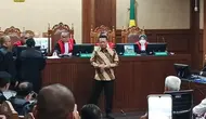 Febrie Adriansyah Tiba untuk Sidang Perdana, Ini Penampilannya