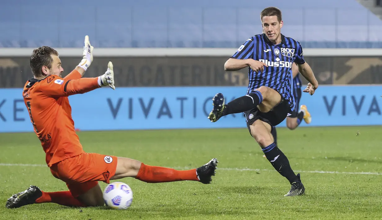 Gelandang Atalanta, Mario Pasalic melepaskan tendangan yang berbuah gol ketiga timnya ke gawang Spezia dalam laga lanjutan Liga Italia 2020/2021 pekan ke-27 di Gewiss Stadium, Bergamo, Jumat (12/3/2021). Atalanta menang 3-1 atas Spezia. (LaPresse via AP/Stefano Nicoli)