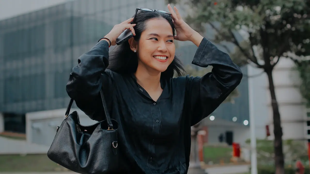 perempuan mandiri baju hitam dewasa single