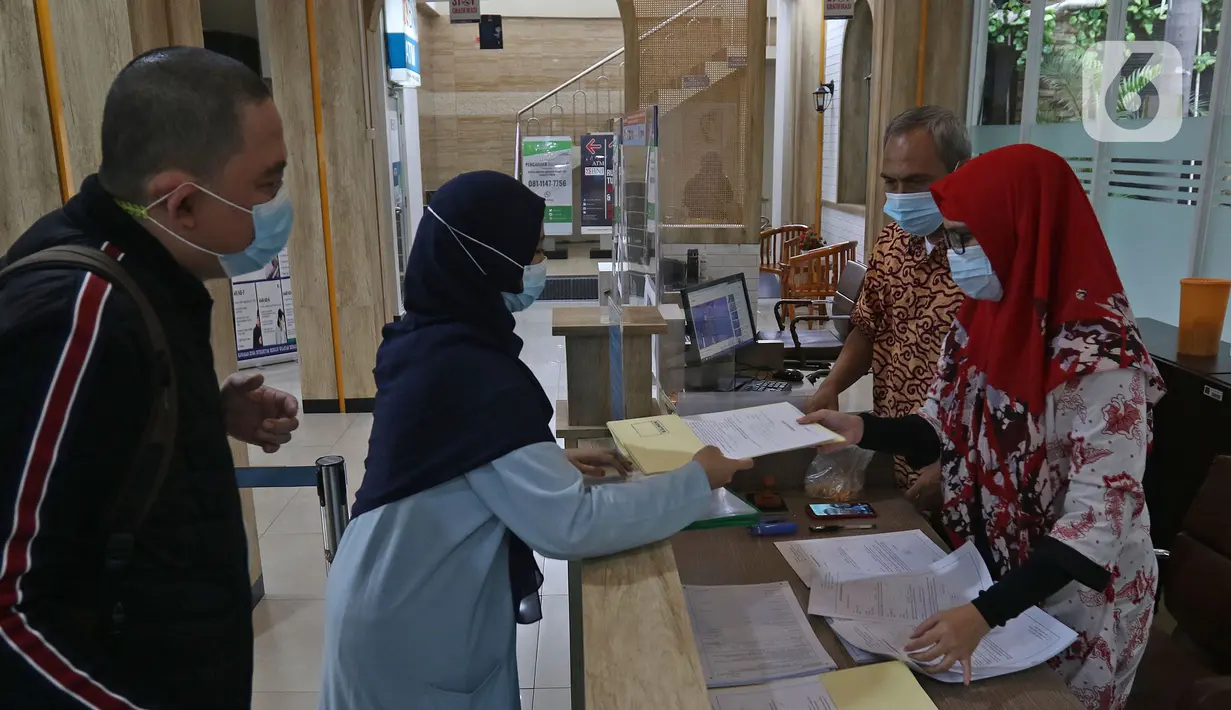 Pemohon paspor memberikan data diri kepada petugas di kantor Imigrasi kelas 1 TPI Jakarta Timur, Jumat (11/06/2021). Pemohon yang ingin mengajukan permohonan paspor atau penggantian perlu mengambil nomor antrean melalui Aplikasi Layanan Paspor Online. (Liputan6.com/Herman Zakharia)
