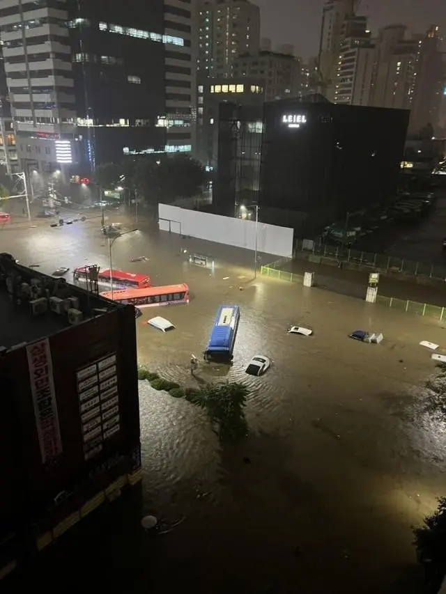 6 Potret Banjir Bandang di Korea Selatan, Terparah dalam 80 tahun dan Banyak Mobil Rusak