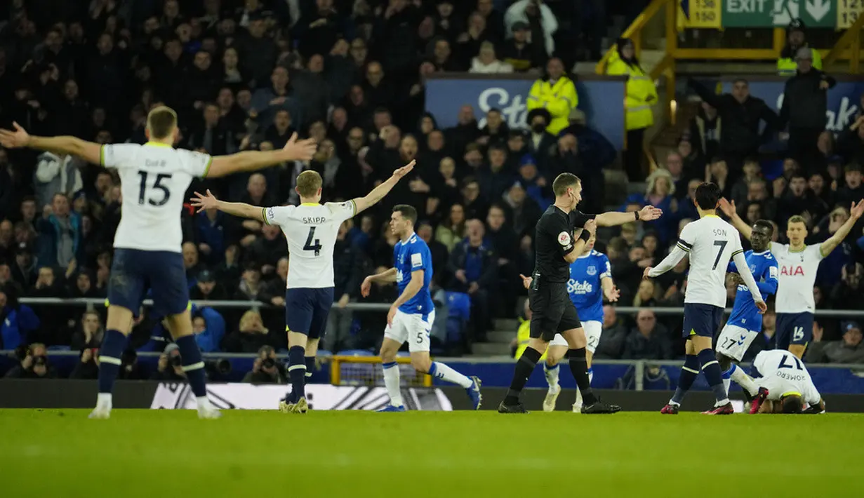 <p>Tottenham Hotspur harus puas membawa pulang satu poin dari markas Everton pada laga pekan ke-29 Liga Inggris. Gol tuan rumah menjelang pertandingan selesai membuyarkan kemenangan Harry Kane cs. (AP Photo/Jon Super)</p>