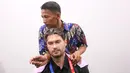 Seorang jurnalis asing mendapatkan pelayanan dari terapis saat Piala Dunia FIBA 2023 di Indonesia Arena, Senayan, Jakarta, Jumat (01/09/2023). (Bola.com/Bagaskara Lazuardi)