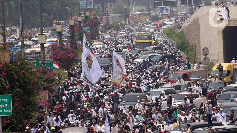 FOTO: Menuju Petamburan, Rizieq Shihab Dikawal Ratusan Massa