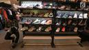 Penjual berjaga di stand sepatu sneaker pada bazar Sneakerpeak Kemang Quatro di Lippo Mall Kemang, Jakarta, Rabu (20/11). (Liputan6.com/Fery Pradolo)