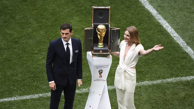 Iker Casillas dan Supermodel asal Rusia Pamer Trofi Piala Dunia
