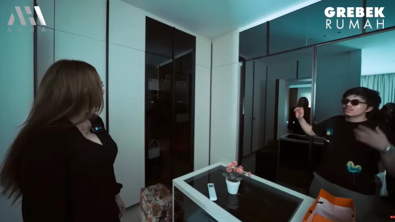 Di lemari tersebut tampak ada koleksi-koleksi tas milik Aura Kasih. Dia menyimpan tas-tas kesayangannya di lemari tersebut.