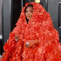 Lizzo memenuhi red carpet dengan busana full bunga dari Dolce & Gabbana [instagram/lizzobeeating]