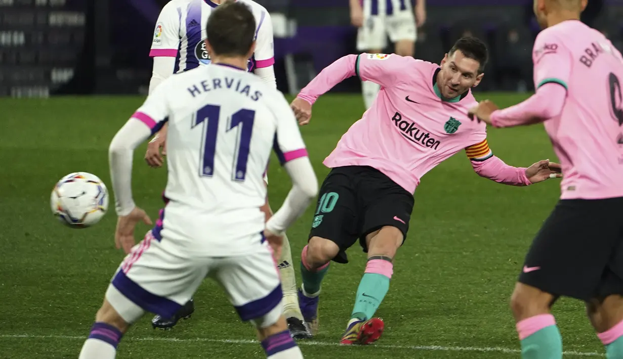 Penyerang Barcelona, Lionel Messi berusaha melakukan tembakan ke gawang Valladolid 3-0 dalam laga pekan ke-15 Liga Spanyol di Stadion Jose Zorrilla, Selasa (22/12/2020). Messi resmi melewati rekor Pele saat membantu Barcelona menggulung Valladolid 3-0 dalam laga tersebut. (Cesar Manso/Pool via AP)