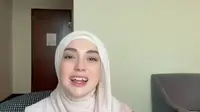 Celine Evangelista buka suara soal beragam gosip panas yang menderanya. Salah satunya, jadi istri kelima Jaksa Agung setelah memeluk agama Islam. (Foto: Dok. Instagram @lambe_turah)