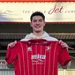 Elkan Baggot berpose dengan jersey klub barunya, Cheltenham Town. (Cheltenham Town)