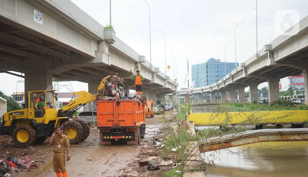 Petugas menggunakan alat berat untuk mengangkut sampah sisa banjir yang menumpuk di kawasan Cipinang Melayu, Jakarta, Senin (6/1/2020). Banjir yang menggenangi Jakarta dan sekitarnya sejak 1 Januari 2020 lalu menyisakan tumpukan sampah di sejumlah titik. (Liputan6.com/Immanuel Antonius)