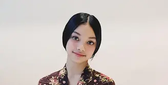 Dari bintang cilik, kini Naura Ayu menjelma menjadi seorang remaja jelita. Di antara gayanya yang selalu modis, ia beberapa kali mengunggah fotonya memakai kebaya (Foto: Instagram @naura.ayu)