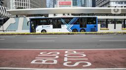 Bus Transjakarta saat pemberhentian di Halte Gelora Bung Karno, Senayan, Jakarta Pusat, Senin (12/9/2022). Mulai hari ini jam operasional reguler Transjakarta dimulai pukul 05.00-22.00 WIB. Kemudian dilanjutkan dengan layanan angkutan malam hari (Amari) mulai pukul 22.00- 05.00 WIB. (merdeka.com/Iqbal S. Nugroho)