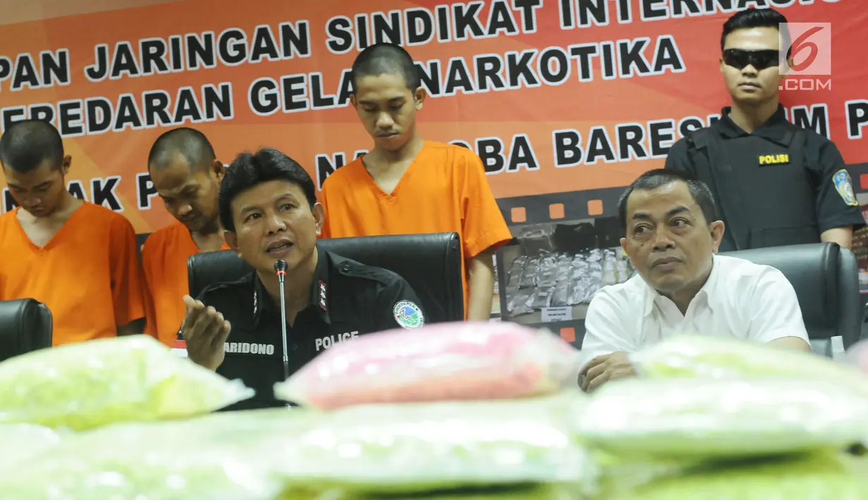 Kabareskrim Polri Komjen Pol Ari Dono Sukmanto memberi keterangan saat rilis di Jakarta, Kamis (23/11). Dirtidpid Narkotika Bareskrim Polri menggagalkan penyelundupan 600 ribu butir ekstasi dari Belanda ke Jakarta. (Liputan6.com/Helmi Fithriansyah)