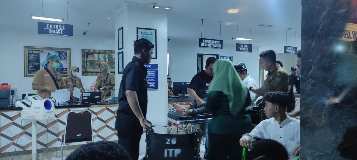 Santri korban dugaan keracunan MBG di Sidoarjo dilarikan ke rumah sakit. (merdeka.com/erwin yohanes).