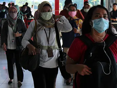 Warga beraktivitas menggunakan masker di kawasan Stasiun Palmerah, Jakarta, Sealasa (3/3/2020). Presiden Joko Widodo atau Jokowi mengimbau warga tidak panik terkait penyakit virus corona atau COVID-19 yang telah menjangkiti dua orang di Indonesia. (Liputan6.com/Johan Tallo)