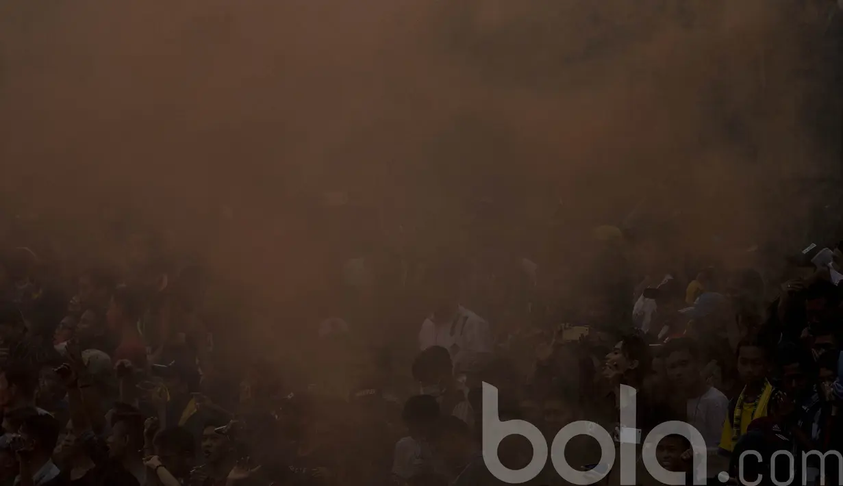 Ratusan Volcano Mania memadati stadion untuk menyaksikan laga uji coba melawan Persija Jakarta. Para penggemar Cilegon United tersebut juga cukup atraktif dalam mendukung klub kesayangannya. (Bola.com/Vitalis Yogi Trisna)