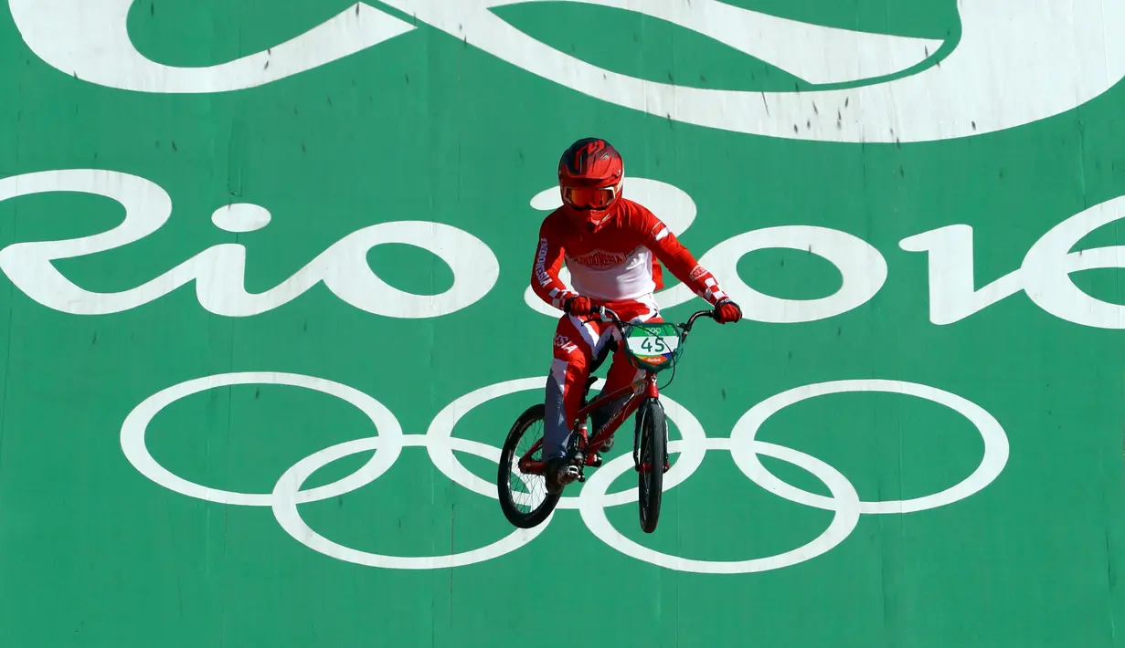 Aksi Toni Syarifudin saat bertanding pada perempat final balap sepeda BMX Olimpiade 2016 di Rio de Janeiro, (18/8).  Toni mengalami kecelakaan saat melakukan lompatan di run kedua. (Foto/Carlos Pardede)