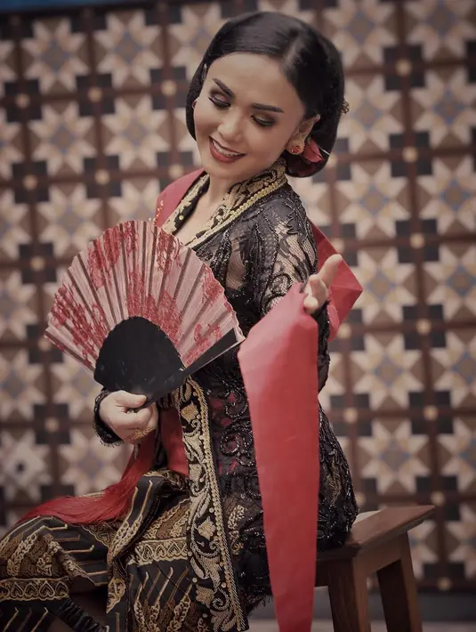 "Ketika wanita jawa tampil dengan ciri khasnya...pasti kelihatan anggun dan ayu..💓," tulis setyorinihari. "Cantik Nian ini KARTINI, mb yuni salah satu KARTINI Indonesia," tulis sundbernis. (Instagram/yunishara36)