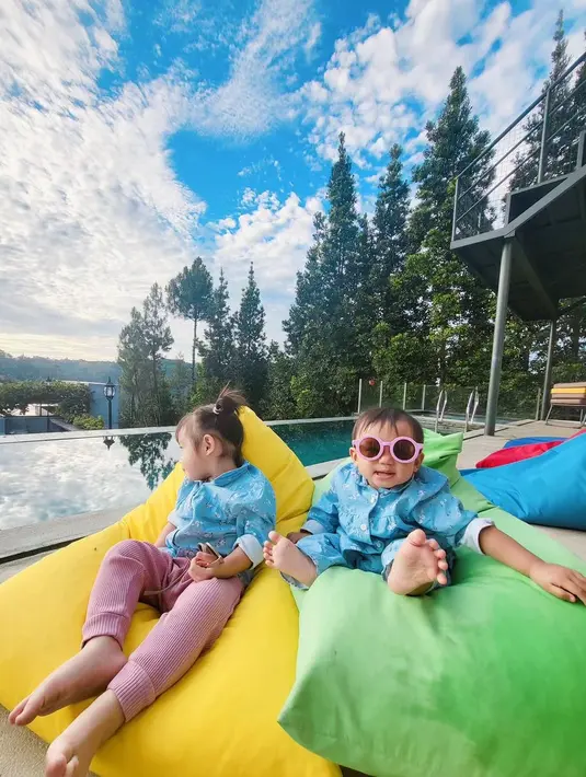 Ditengah kesibukannya, Felicia kerap membagikan momen bersama sang buah hatinya. Potret Graziella Bible Emanuella dan Zefanya Graneth Emmanuela saat di potret. [Instagram/felicyangelista_]