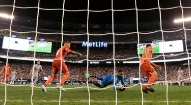 Kiper Real Madrid, Keylor Navas (tengah) mendekap bola saat bertanding melawan AS Roma dalam International Champions Cup (ICC) di New Jersey, Amerika Serikat, Selasa (7/8). Real Madrid menang 2-1. (AP Photo/Julio Cortez)