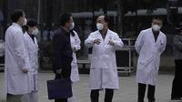 Staf medis China bereaksi ketika tim WHO pergi usai kunjungan mereka ke Rumah Sakit Provinsi Hubei di Wuhan, provinsi Hubei, China tengah untuk mulai mencari petunjuk tentang asal-usul pandemi virus corona COVID-19 pada Jumat, 29 Januari 2021 (AP / Ng Han Guan).