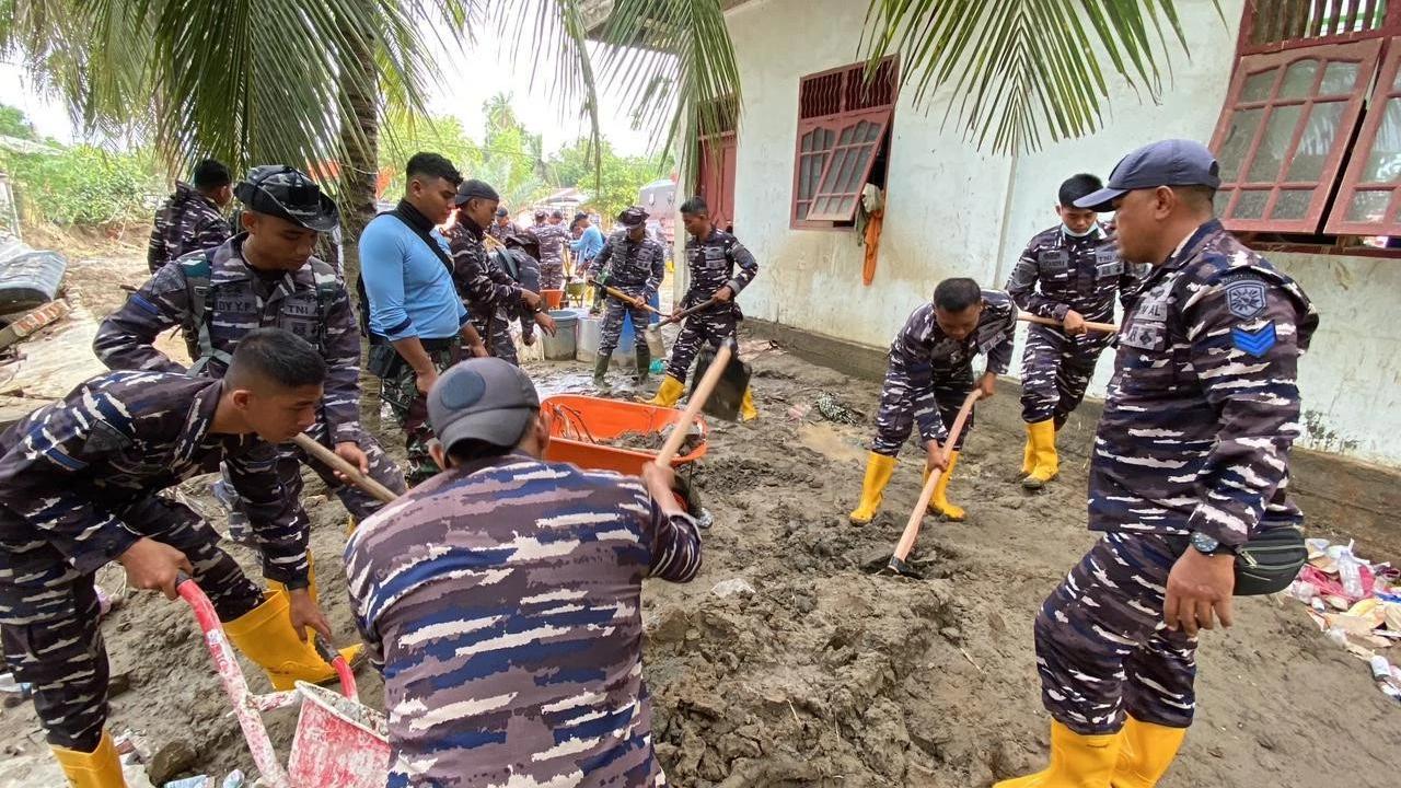 FOTO: TNI Angkatan Laut Gelar Pengobatan Warga dan Pembersihan Lingkungan di Aceh