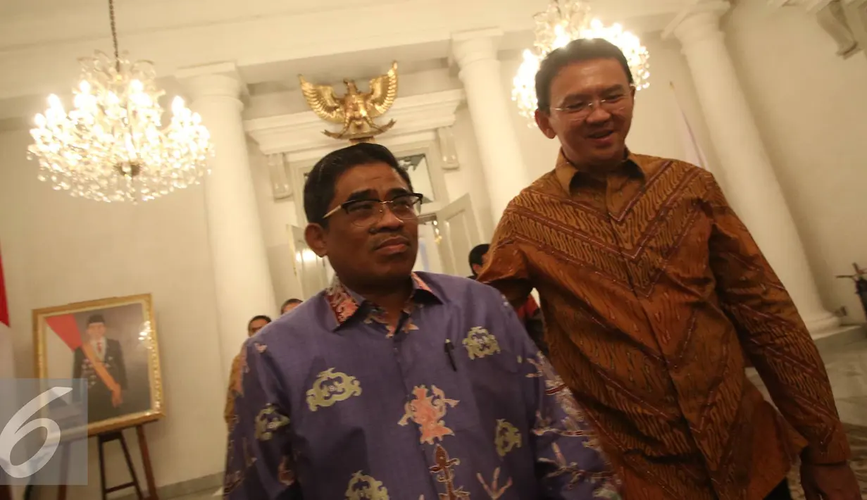Sumarsono (kiri) berjalan didampingi Ahok sebelum serah terima laporan nota singkat di Balai Agung DKI, Sabtu (11/2). Melalui penyerahan laporan nota tersebut, Ahok resmi menjabat kembali sebagai gubernur yang aktif. (Liputan6.com/Immanuel Antonius)