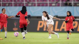 Pemain Timnas putri Indonesia, Safira Ika (kedua kanan) berusaha merebut bola pada laga eksibisi antara 6 pemain Timnas Putri Indonesia menghadapi 30 pemain SSB Putri Surakarta FC U-12 dalam rangkaian acara penutupan Piala Presiden 2024 di Stadion Manahan, Solo, Minggu (4/8/2024). (Bola.com/Bagaskara Lazuardi)