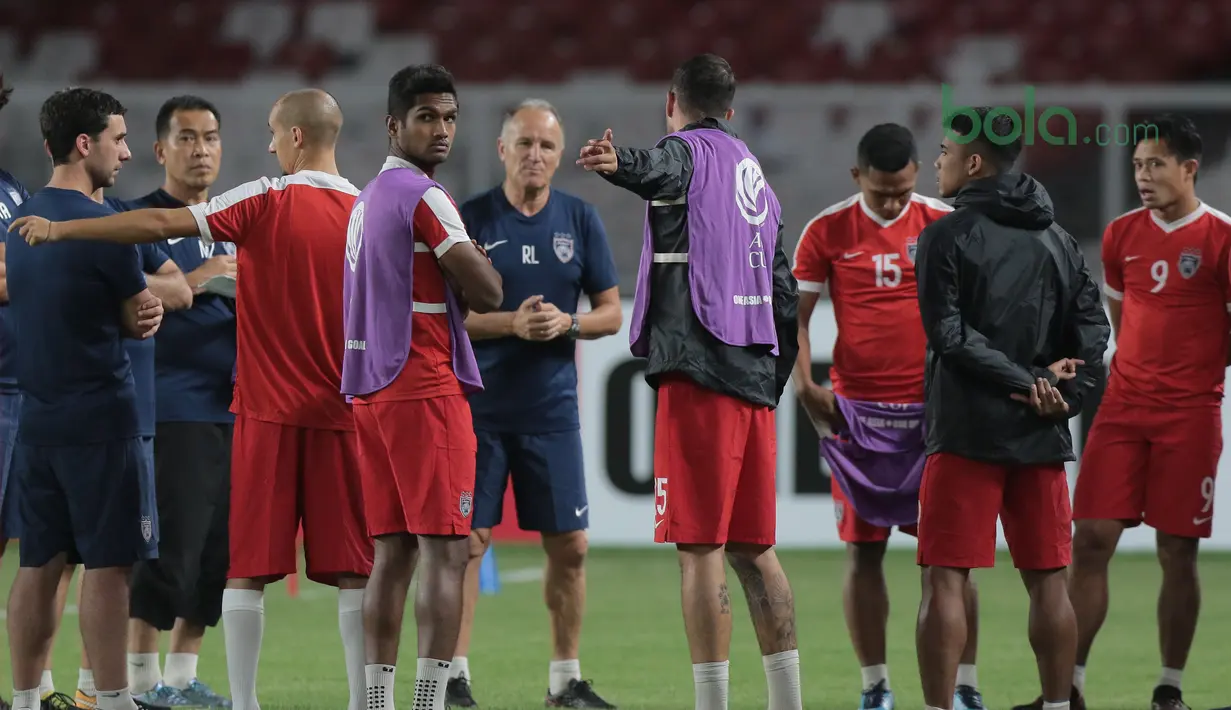 Para pemain JDT mendengar arahan pelatih sebelum berlatih di Stadion Utama GBK, Jakarta, (09/04/2018). JDT akan menguji kekuatan Persija Jakarta pada PIala AFC 2018. (Bola.com/Nick Hanoatubun)