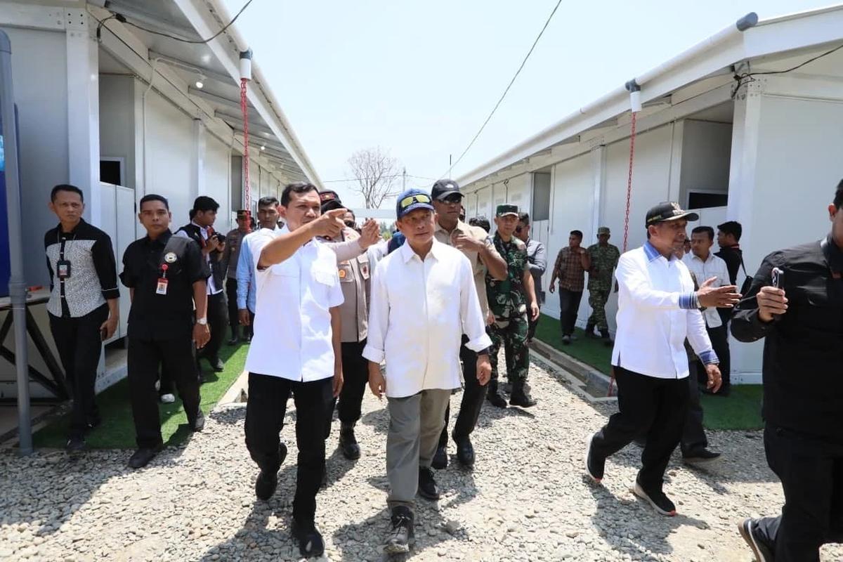 Kasatgas PRR Pascabencana Wilayah Sumatera Tito Karnavian bersama Mensos Saifullah Yusuf dan Wagub Aceh Fadhlullah meninjau Huntara Kabupaten Pidie Jaya