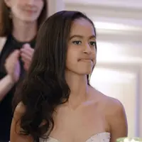 Seorang netizen unggah video kontroversial Malia Obama tengah berjoget disebuah konser, ada apa? (Via: cosmopolitan.com)