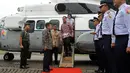 Wakil Presiden Jusuf Kalla bersama Gubernur DKI Jakarta Anies Baswedan dan Menteri Keuangan Sri Mulyani seusai meninjau sejumlah titik kemacetan menggunakan Helikopter di lapangan helipad, Monas, Jakarta, Senin (28/1). (Liputan6.com/HO/TIM MEDIA WAPRES)