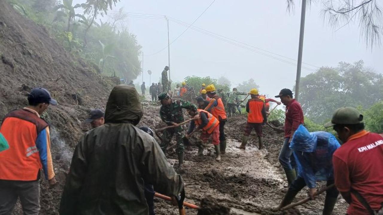 BPBD Malang Tangani Longsor Bromo, Jalur Wisata Terganggu dan Dialihkan