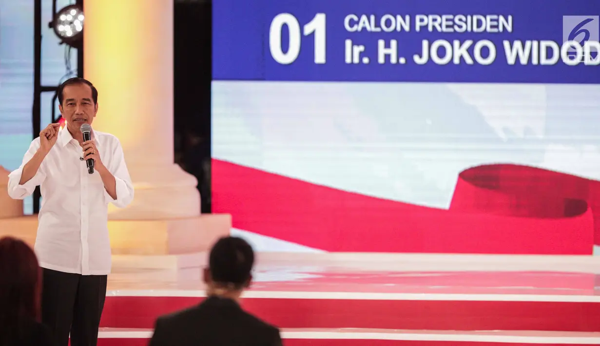 Calon presiden nomor urut 01 Joko Widodo atau Jokowi memberi paparannya dalam debat kedua Pilpres 2019 di Hotel Sultan, Jakarta, Minggu (17/2). Dalam debat kedua ini tidak ada kisi-kisi. (Liputan6.com/Faizal Fanani)