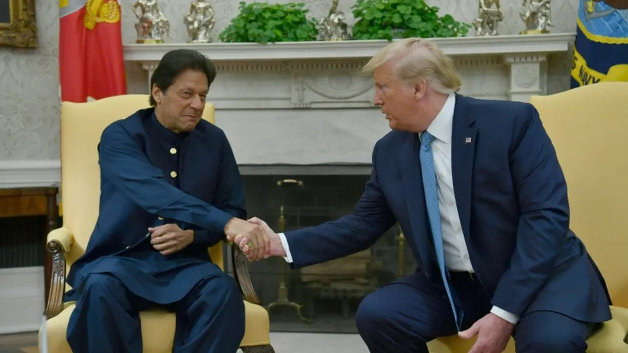 Jabat tangan Presiden AS Donald Trump (kanan) dan Perdana Menteri Pakistan Imran Khan (kiri) di Gedung Putih pada Senin 22 Juli 2019 (AFP/Nicholas Kamm)