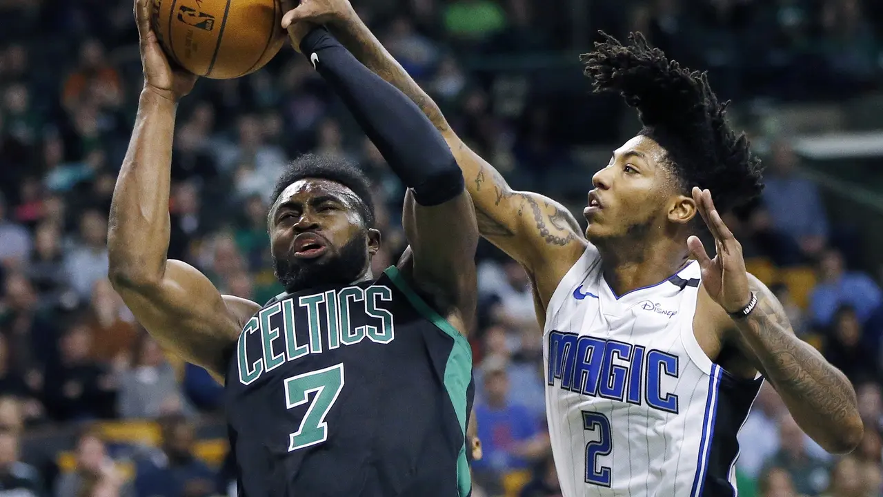 Elfrid Payton memblok tembakan Jaylen Brown