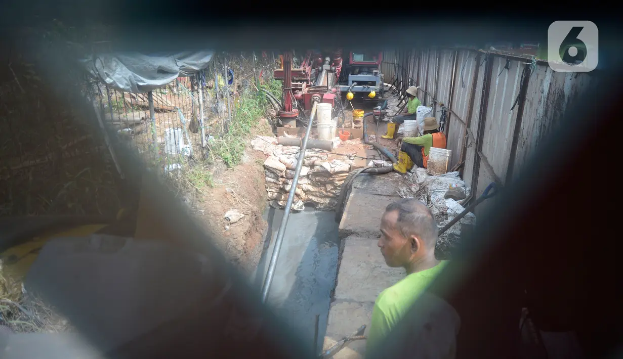 Alat berat mengeruk galian pipa instalasi proyek Sistem Penyediaan Air Minum (SPAM) di kota Tangerang Selatan, Banten, Rabu (22/07/2020). Proyek penyediaan air bersih yang memiliki kapasitas memproduksi 200 liter air per detik ini diperkirakan akan beroperasi pada 2021. (merdeka.com/Dwi Narwoko)